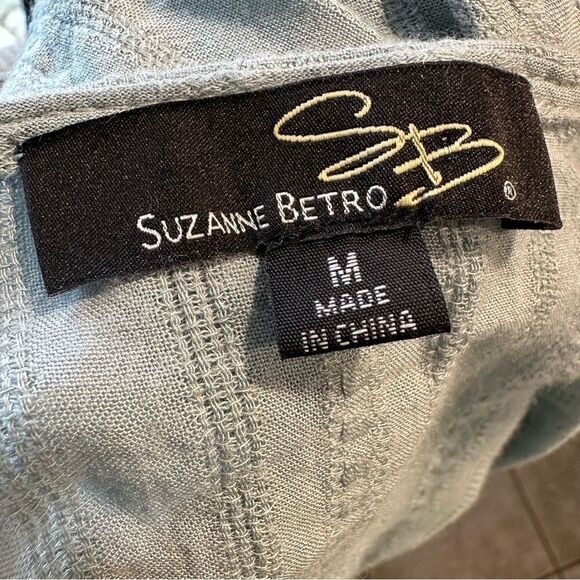 4 Piece Women’s Clothing Bundle | D&Co, Vince Camuto, Suzanne Betro, Casual Chic - Picture 11 of 12